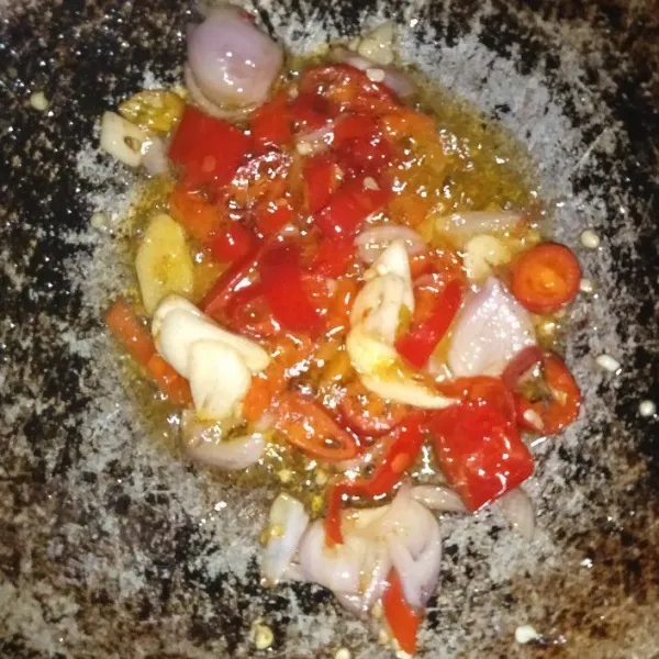 tumis bumbu rajang sampai harum dan layu