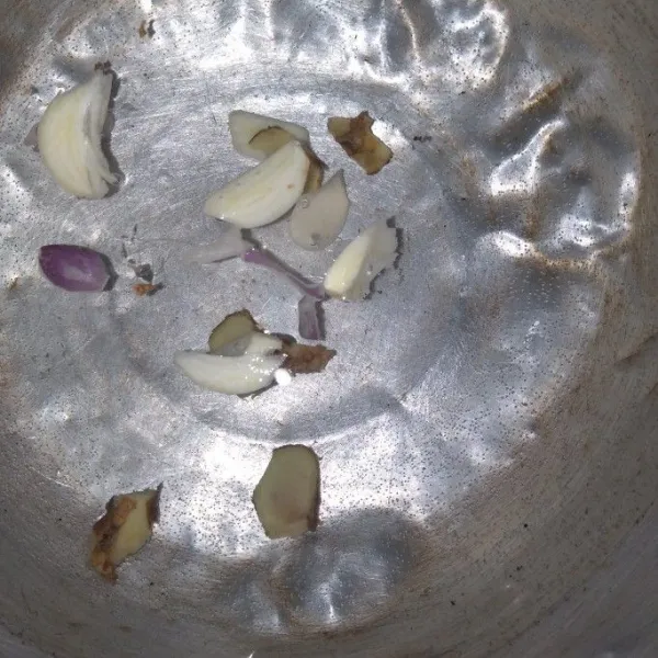 Rebus air masukkan bawang putih, bawang merah, dan temukunci biarkan mendidih.