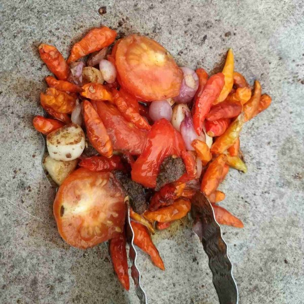 Tambahakan sedikit minyak lalu tumis sampai layu.