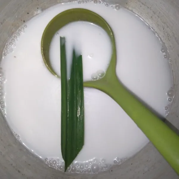Campur santan instan dan 300 ml air tambahkan gula dan garam aduk rata nyalakan api,masukkan pandan biarkan mendidih aduk rata, matikan api.