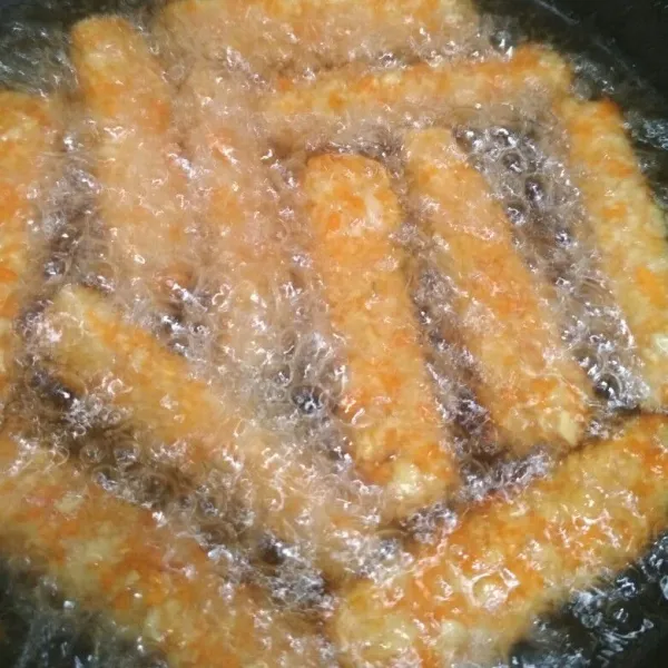 Panaskan minyak dan tambahkan mentega putih goreng tempe fries hingga kuning keemasan, angkat dan tiriskan. Sajikan dengan cocolan saos sambal dan mayonaise