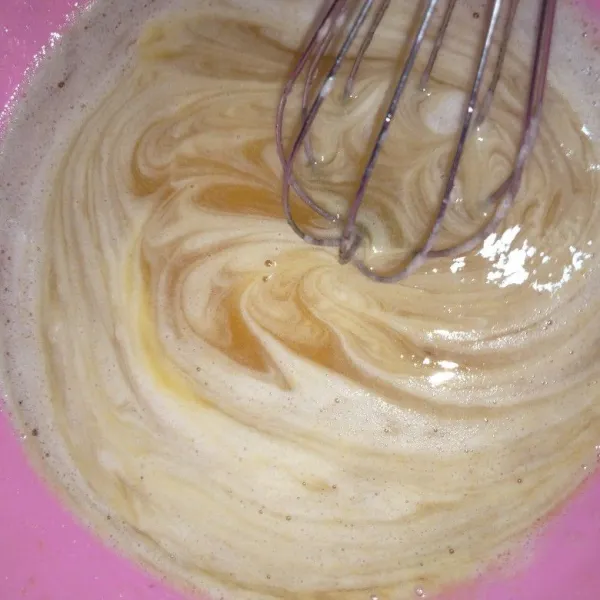 Kocok menggunakan whisk, telur dan gula halus sampai gula benar-benar larut (agar shiny crusty-nya keluar) .