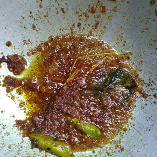 Lalu tumis bumbu hingga harum,tambahkan kecap manis.