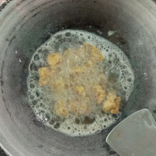 Lalu goreng ulang ayam, hingga berwarna kuning kecoklatan, sisihkan