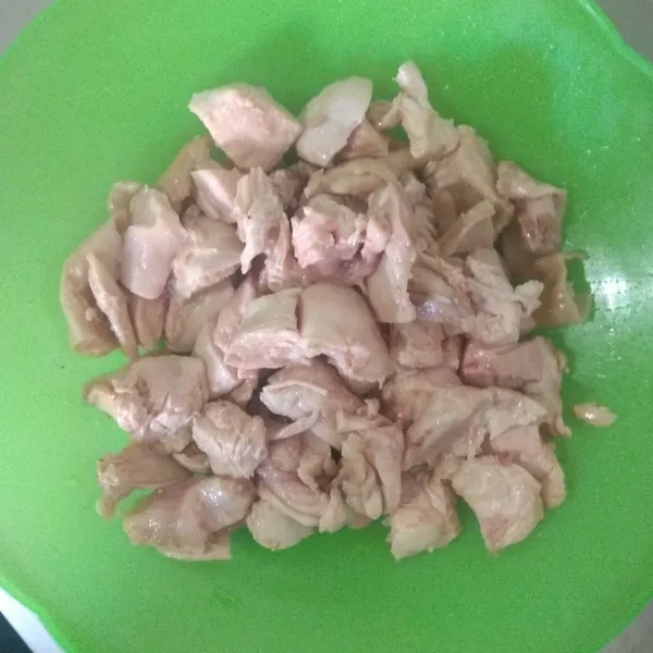 Cuci bersih ayam, dan marinasi ayam, simpan dalam kulkas