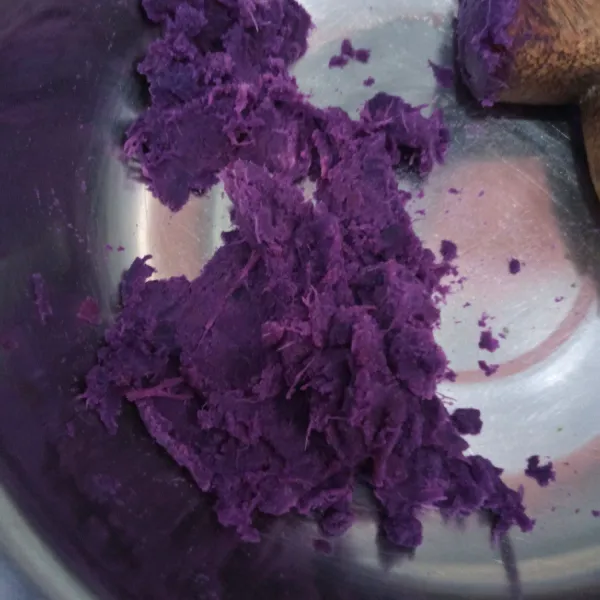 Kukus ubi ungu. Kemudian tumbuk sampai halus