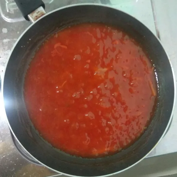 Tambahkan saus tomat, saus sambal, kaldu bubuk, aduk rata, lalu tambahkan air, masak hingga saus mengental, matikan api, sisihkan