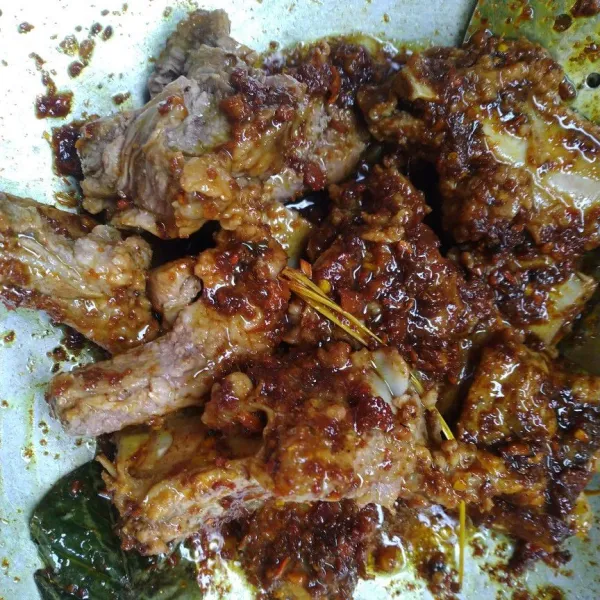 Masukkan iga,aduk rata,,masak hingga matang..lalu iga di bakar sebentar..dan sajikan.