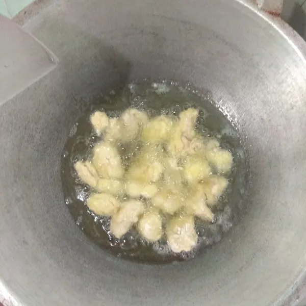 Panaskan minyak, goreng ayam dengan api kecil ke sedang, goreng hingga sedikit berwarna kuning, tiriskan