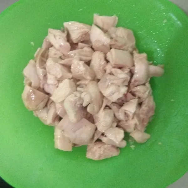 Keluarkan ayam yg sudah dimarinasi, lalu tuangkan telur, ratakan dan remas-remas ayam