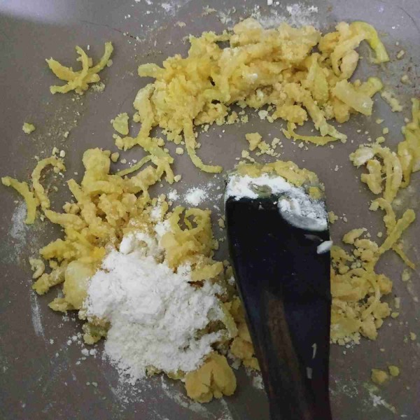 Tambahkan terigu dan aduk rata. Masak dengan api kecil.
