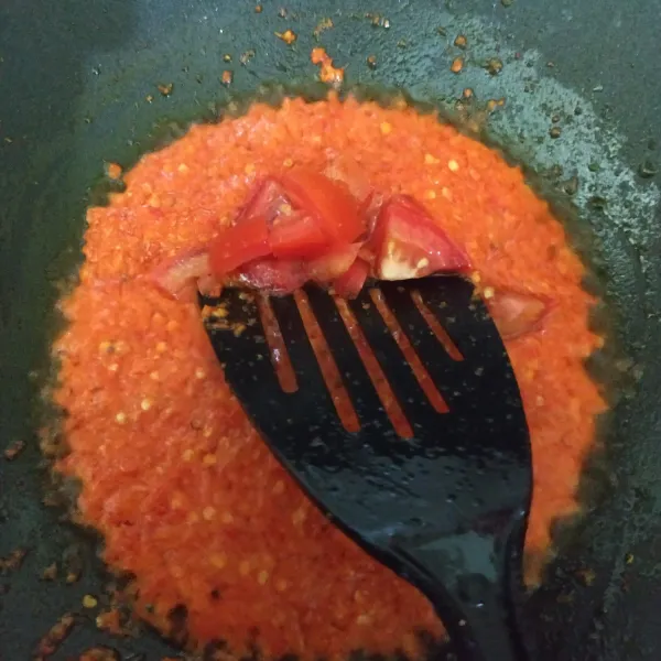 Masukkan tomat dan aduk rata.