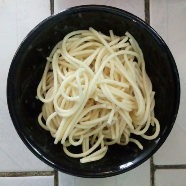 Rebus spaghetti sampai aldente, tiriskan dan sisihkan dahulu