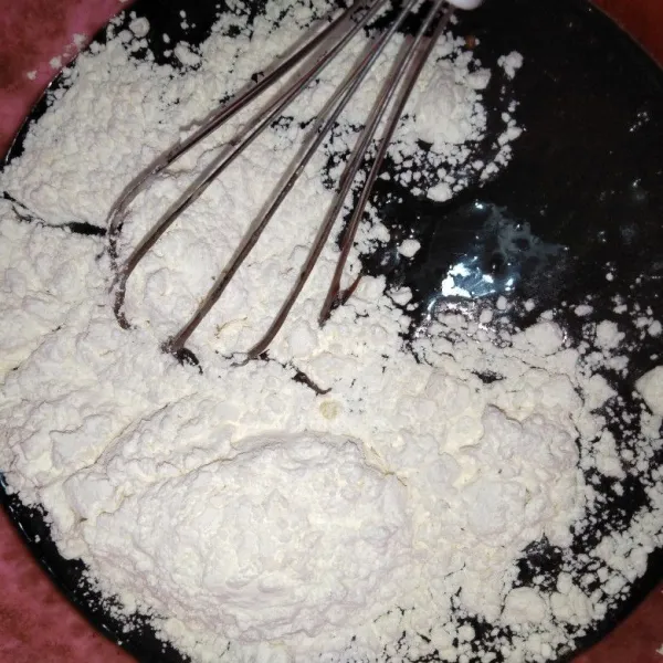 Masukkan tepung terigu dan pasta coklat.