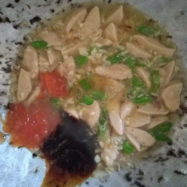Tambahkan air secukupnya. Lalu masukkan buncis dan bakso masak sampai mendidih. Masukkan bahan saus. Tes rasa