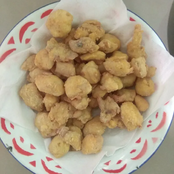 Tiriskan ayam yang sudah digoreng