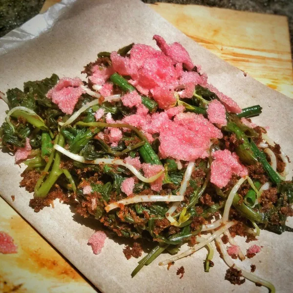 Sajikan urap bersama kerupuk merah.