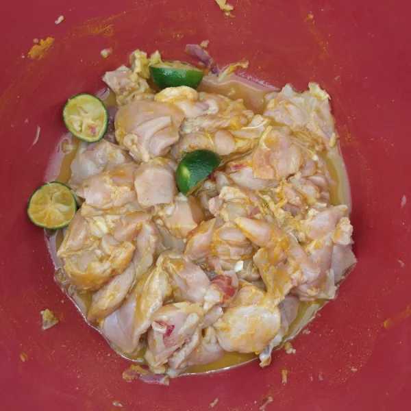 Lumuri ayam dengan jeruk, garam , bumbu halus, dan 1/2 sdm bubuk kunyit. Diamkan 1 jam