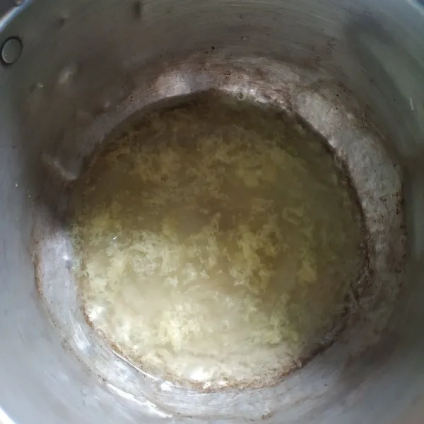 Didihkan air bersama bawang putih halus, garam dan kaldu bubuk
