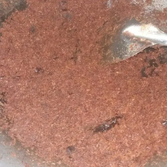 Masak hingga bumbunya agak kering/tidak terlalu basah dan tidak menggumpal. Matikan api, biarkan bumbu dingin.