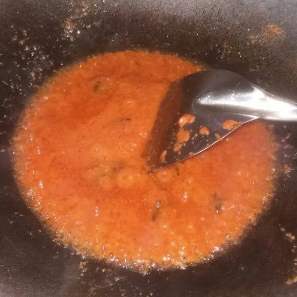 Haluskan bumbu halus, tumis bersama daun salam. Tumis hingga bumbu matang.