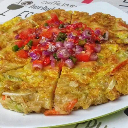 Sajikan pajeon di piring dan siram dengan sambal dabu-dabu