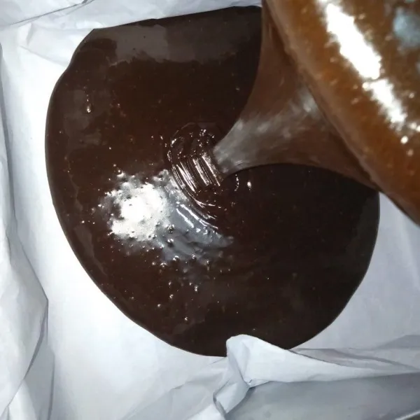 Masukkan ke dalam loyang ukuran 20 cm yang sudah dialasi kertas roti (lebihkan 2-3 cm kertas roti untuk menarik brownies, karena setelah matang brownies tidak dapat dibalik, jika dibalik shiny crust-nya bisa rusak).