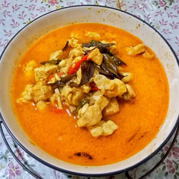 Masak hingga harum daun kari keluar.