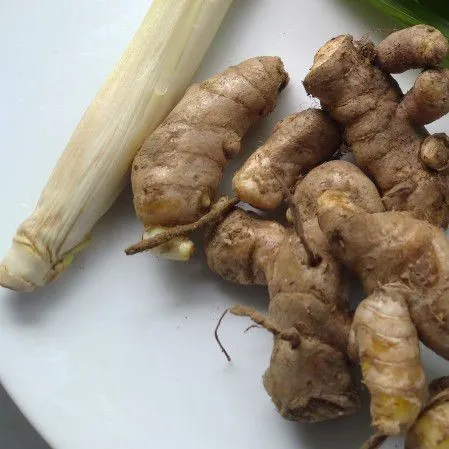 Cincang semua bumbu,sampai halus.