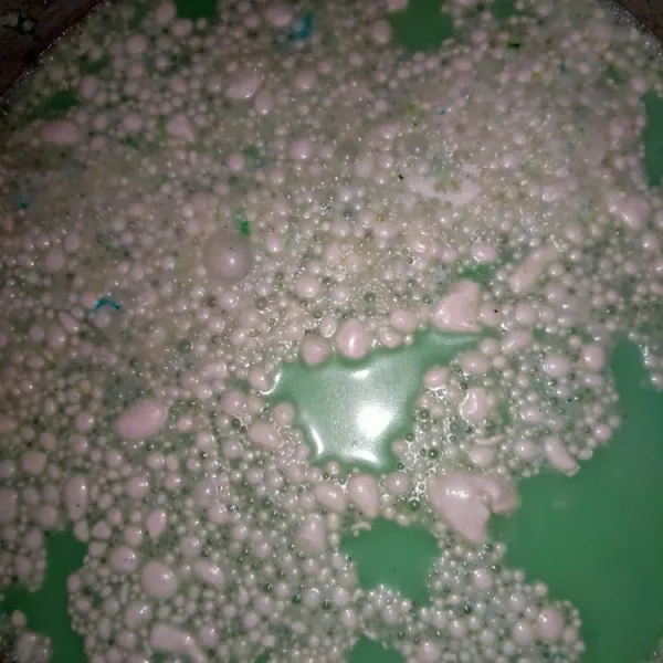 Masukkan tepung hunkwe ke dalam santan, tambahkan gula dan garam.