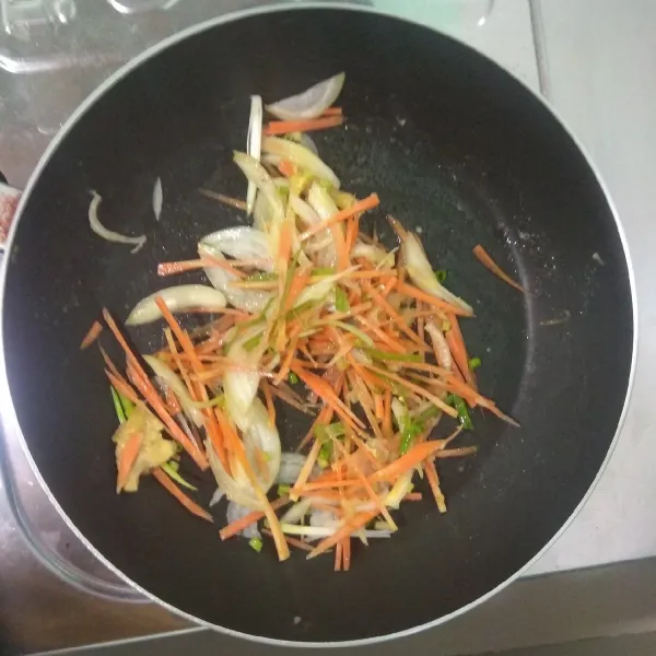 Saus koloke, panaskan minyak tumis bawang putih uleg, wortel, daun bawang, bawang bombay, jahe, tumis hingga sayuran layu
