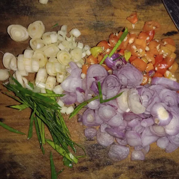 Membuat sambal matah, iris tipis bawang merah dan daun jeruk kemudian potong-potong sereh dan cabe rawit merah, sisihkan