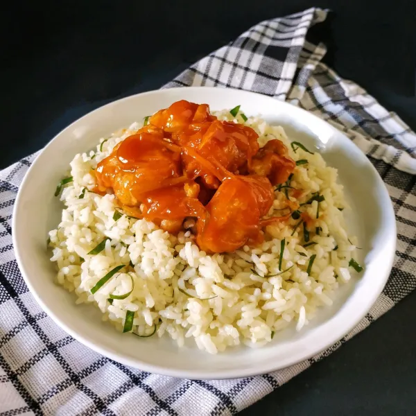 Tata nasi daun jeruk, lalu tata ayam di atasnya, dan siram dengan saus koloke, siap dinikmati