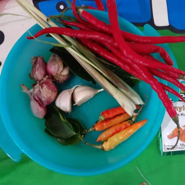 Sambil menunggu, haluskan bumbu halus: cabai merah, cabai rawit, bawang merah, dan bawang putih.
