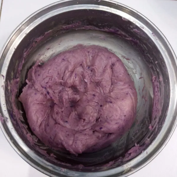 Masukkan ubi ungu. Uleni sampai kalis atau tidak lengket