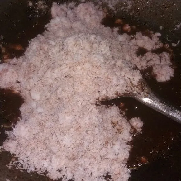 Lalu masukkan kelapa parut, aduk hingga tercampur rata.