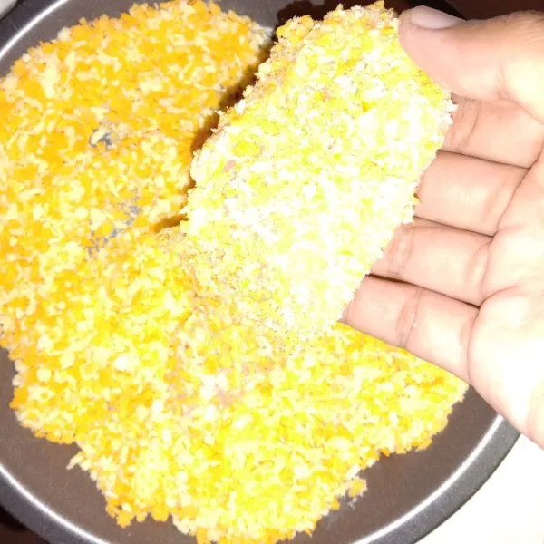 Kemudian gulingkan ayam ke dalam tepung panir, tekan-tekan agar ayam terbalut tepung secara merata