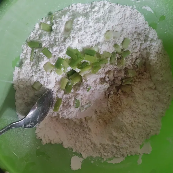 Campur rata tapioka, terigu, daun bawang, garam, merica bubuk dan kaldu bubuk