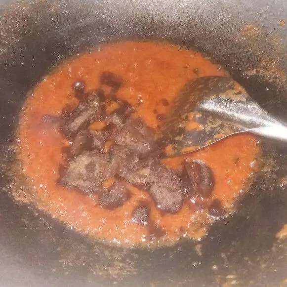 Tambahkan gula merah, larutan asam jawa dan garam, masak hingga gula merah larut.