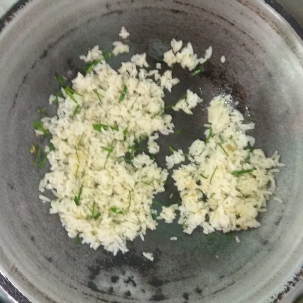 Nasi daun jeruk, panaskan margarine/mentega, tumis bawang putih uleg hingga harum, masukkan nasi, daun jeruk, kaldu bubuk, aduk rata