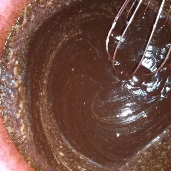 Aduk sampai benar-benar rata campuran coklat dan telur.
