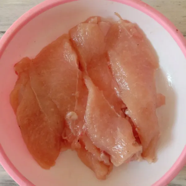 Mambuat ayam katsu, cuci bersih ayam fillet kemudian taburi dengan secukupnya garam dan merica bubuk, diamkan kurang lebih 10-15 menit