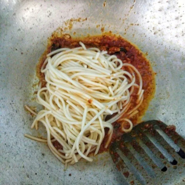 Kemudian masukkan spaghetti, aduk hingga merata