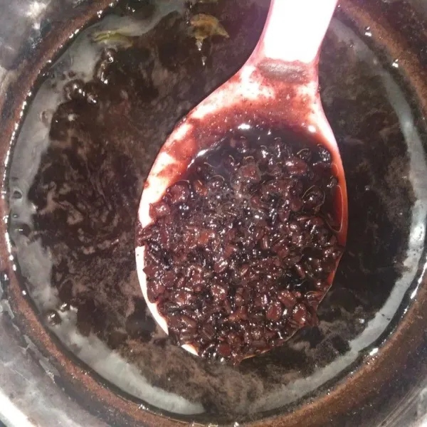 Setelah 30 menit, masak kembali selama 7 menit dan tambahkan 3 sdm gula pasir aduk rata. matikan api (tes keempukan)