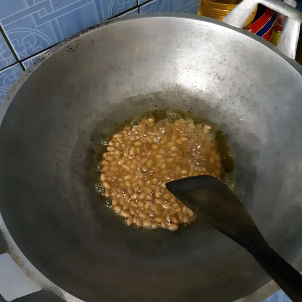 Goreng kacang dengan api kecil hingga matang dan harum.