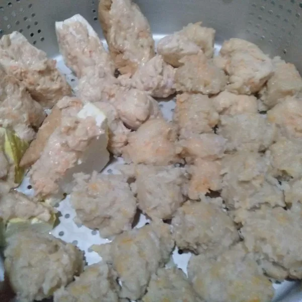 Siapkan kukusan kemudian tata somay didalamnya.