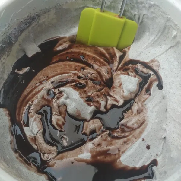 Tambahkan campuran minyak dan DCC leleh, aduk balik dengan spatula.