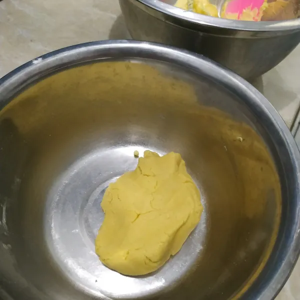 Masukkan terigu sedikit demi sedikit, uleni sampai kalis dan bisa dibentuk. Tekstur adonan tidak lembek dan tidak keras.
