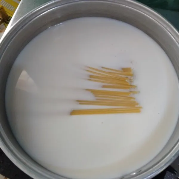 Rebus spaghetti ke dalam susu dan air hingga menyusut.
