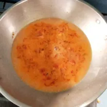 Panaskan minyak, kemudian masukkan bumbu halus. Tumis sampai baunya harum, kemudian masukkan santan dan juga air.